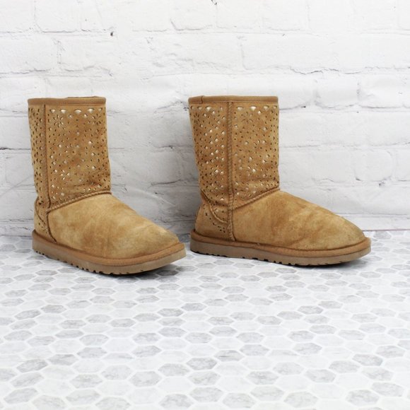 UGG Shoes - UGG Women Brown Classic Flora Perf Short Boot Sz 5